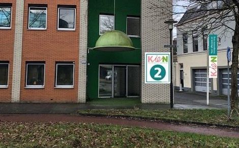 KieN_Leeuwarden_Gardeniersweg_2_met-gevelbelettering_en_bannier